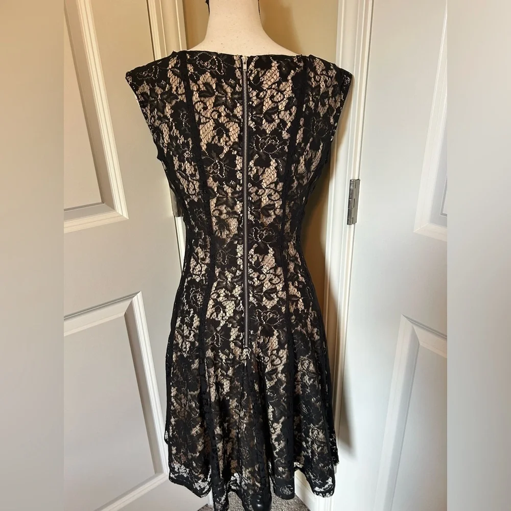 Elegant Black Lace high neck sleeveless Dress - Picture 4 of 6